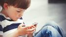 bambino con cellulare